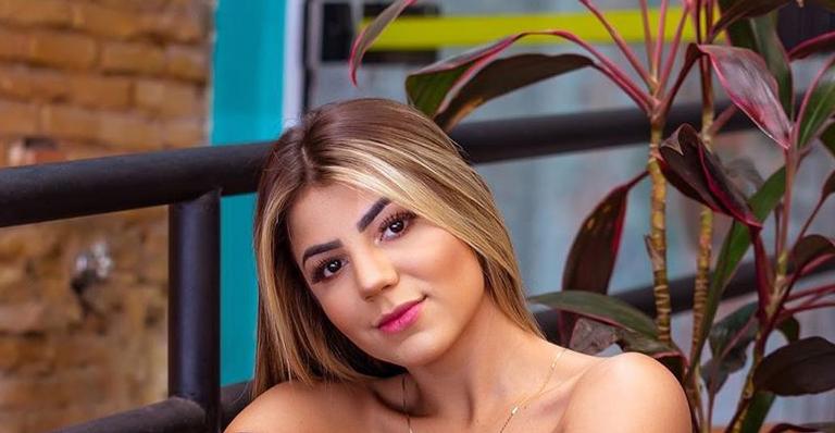 Nua? Ex-BBB Hariany Almeida posa para campanha e deixa fãs em dúvida