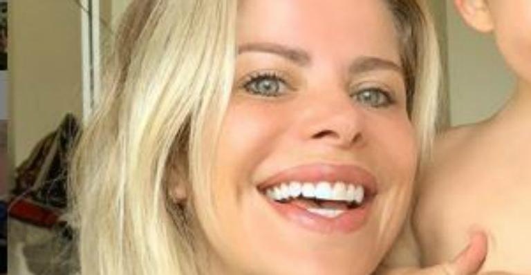 Karina Bacchi divide raro clique da infância e semelhança com filho impressiona fãs: ”Chocada”