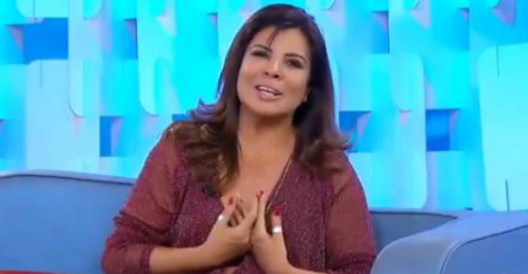 Mara Maravilha ganha beijo de Lívia Andrade em sua despedida do Fofocalizando