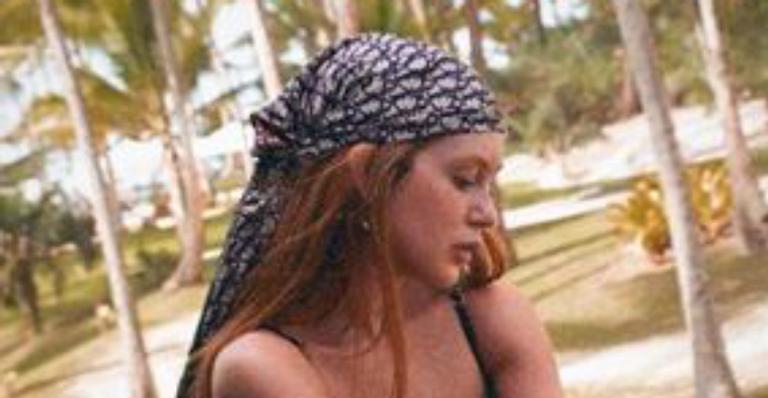 Marina Ruy Barbosa resgata ensaio de biquíni e ostenta pernões na web: ”Deusa”