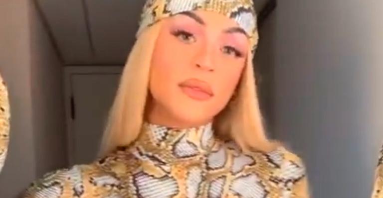 Pabllo Vittar deixa seguidores impactados ao empinar bumbum com shortinho minúsculo estampado de cobra