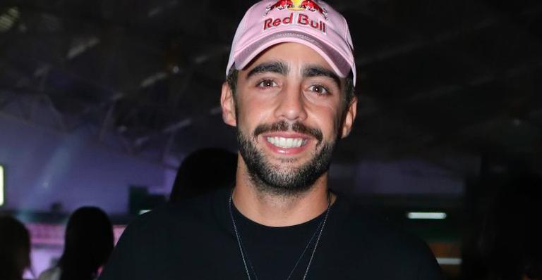 Solteiro, Pedro Scooby é flagrado desacompanhado e sorridente em show de pagode no Rio de Janeiro