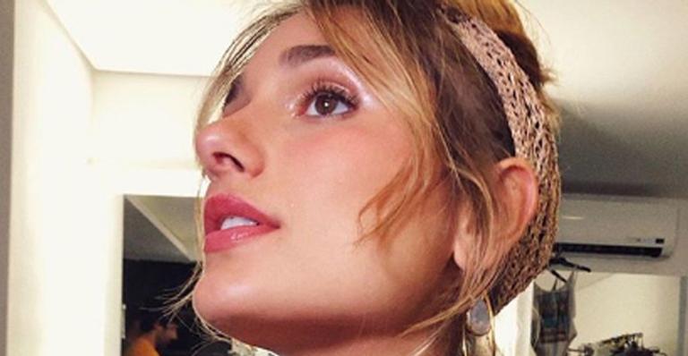 Sasha Meneghel causa com foto só de toalha clicada nos bastidores de desfile