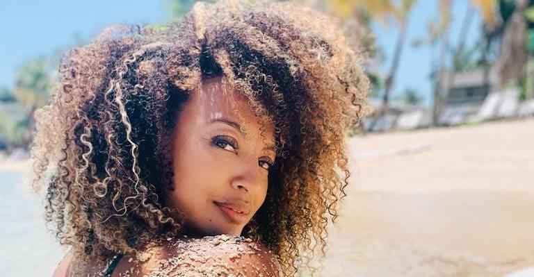 Sheron Menezzes compartilha clique romântico com o marido, Saulo Bernard