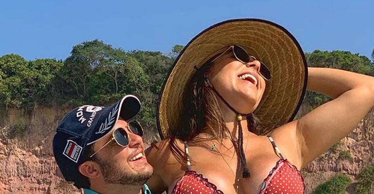 Thammy Miranda acaricia o barrigão da mulher que exibe o barrigão em foto