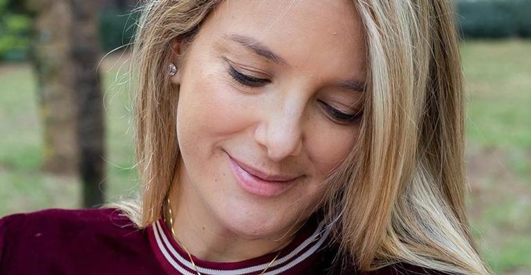 Ticiane Pinheiro derrete corações ao surgir amamentando a bebê de 1 mês e exalta: ”Momento mágico”