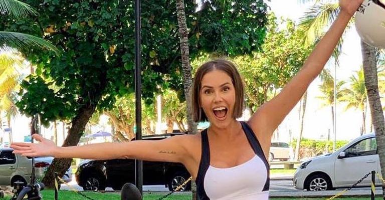 Deborah Secco recorda dia de praia com a família reunida: “Meu tudo”