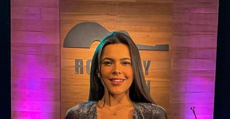 Ex-BBB Emilly Araújo escolhe look provocante para gravar programa de estreia: ”Agora é estudar”
