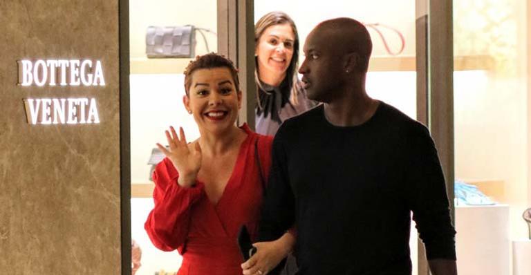 Fernanda Souza esbanja simpatia em passeio com Thiaguinho