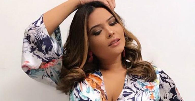 Geisy Arruda posa de microvestido no SBT e exibe pernas impactantes