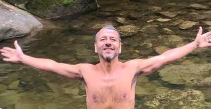 Marcos Palmeira se refresca em cachoeira em dia de descanso: “Recarregar as energias”