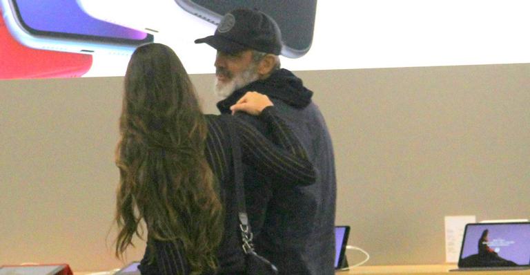 Rogério Gomes surge feliz da vida e faz rara aparição com a namorada em shopping
