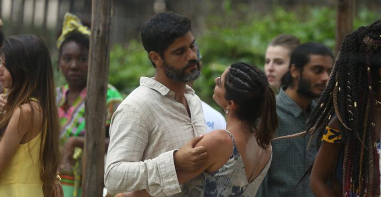 Carol Castro e Bruno Cabrerizo trocam beijos apaixonados nos bastidores de ‘Órfãos da Terra’
