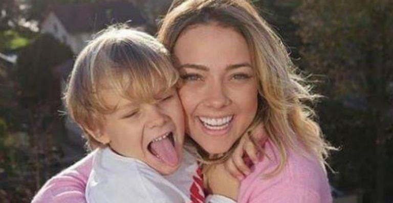 No oitavo mês, Carol Dantas ganha beijão de Davi Lucca no barrigão e derrete fãs