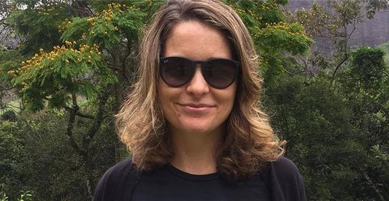 Claudia Abreu surge irreconhecível em fotos raríssimas ao lado da mãe