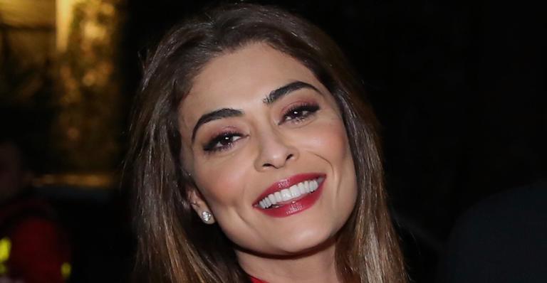 Juliana Paes se distrai lendo falas de personagem e passa sufoco em aeroporto