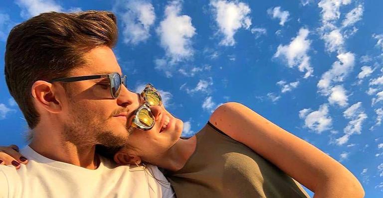 Klebber Toledo e Camila Queiroz posam coladinhos em momento romântico: “Amo”