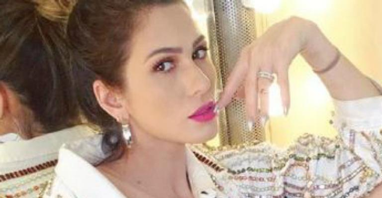 Lívia Andrade aposta em jaqueta brilhante e deixa pernões poderosos a mostra