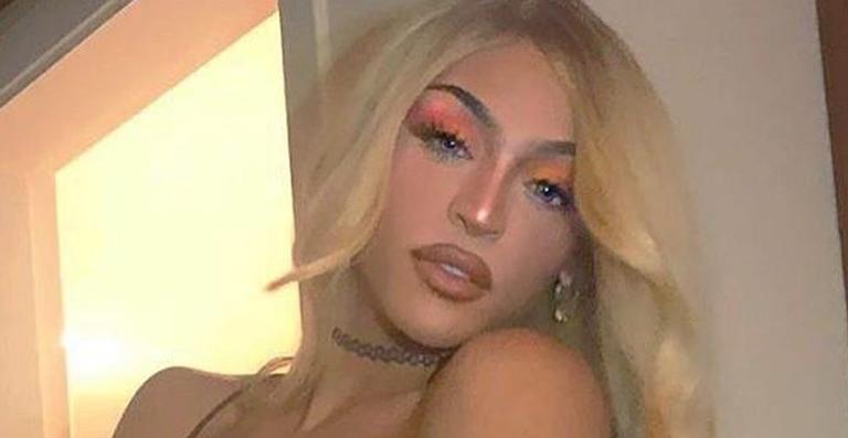 Pabllo Vittar causa ao aparecer em público com vestido curtíssimo marcando o bumbum