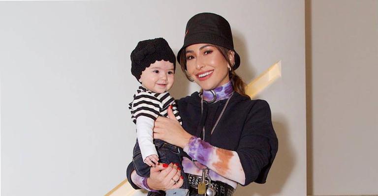 Sabrina Sato se diverte ao tentar se maquiar e a filha não deixar