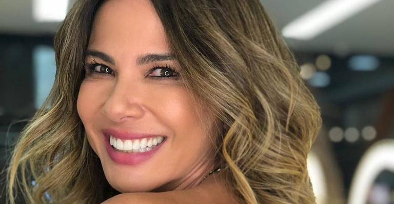 Luciana Gimenez encanta seguidores com clique de infância e se diverte