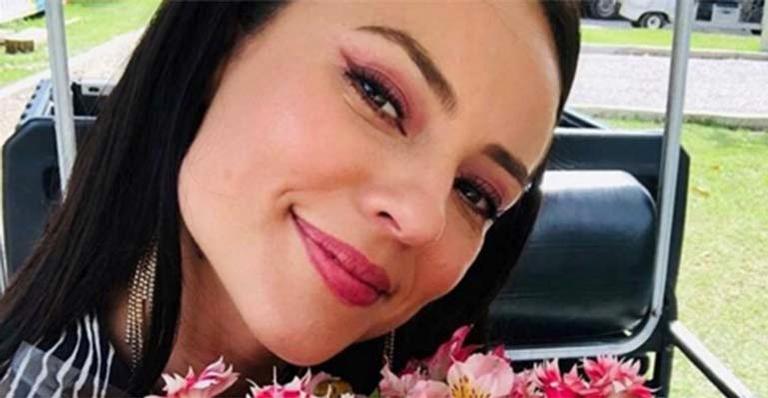Paolla Oliveira ostenta corpão ao surgir de biquíni durante mergulho na piscina