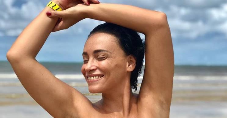 Aos 43 anos, Suzana Pires curte dia de sol e posa plena de biquíni: “Só sorriso”