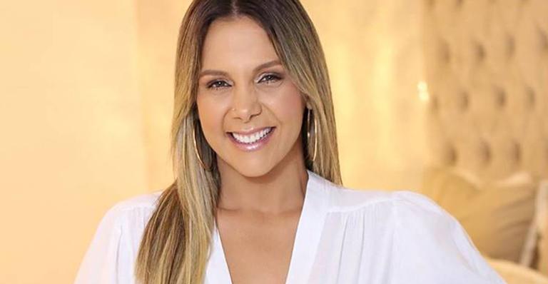 Carla Perez ostenta genética privilegiada da família e mostra os quatro irmãos