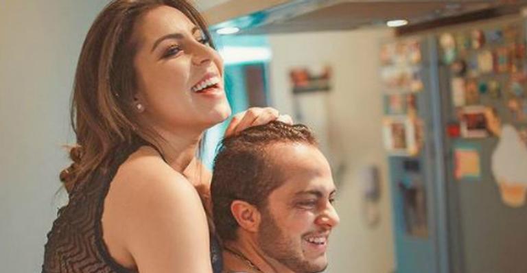 No sexto mês, Esposa de Thammy Miranda deixa barrigão a mostra e agradece: ”Momento feliz”