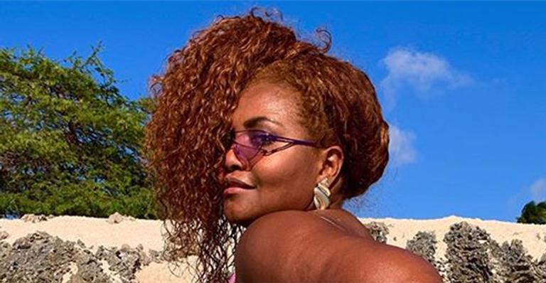 Gaby Amarantos ostenta bumbum gigante com biquíni fio-dental