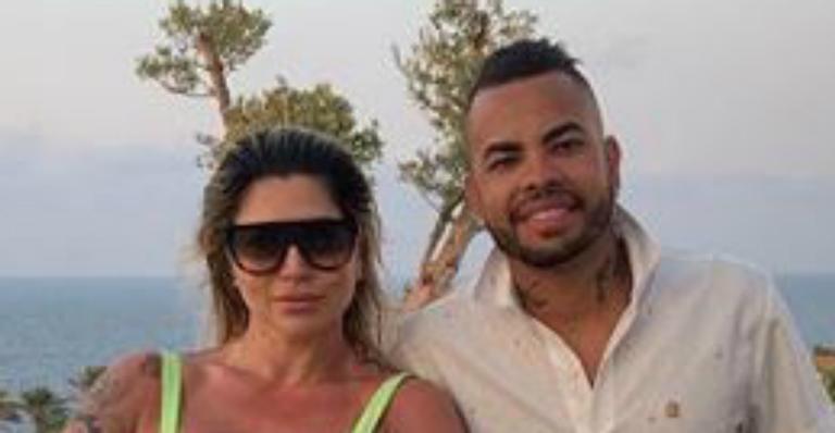 Look de Dani Souza rouba a atenção em clique com o marido, Dentinho, e os filhos