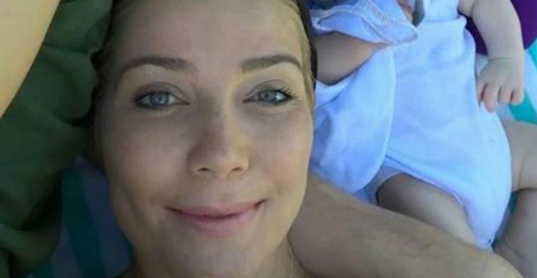 Luiza Possi encanta fãs ao dividir primeira viagem com filho recém-nascido