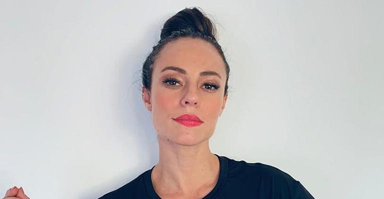 Como Vivi Guedes, Paolla Oliveira exibe o bumbum ao usar microshorts tamanho PP