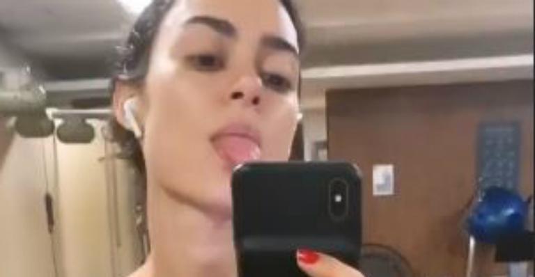 Thaila Ayala revela resultado da dieta em selfie com a barriguinha de fora: ”Quem diria”