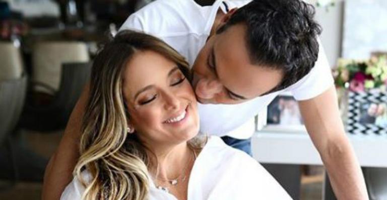 Tici Pinheiro derrete seguidores após reunir as filhas e o marido César Tralli em clique: ”Família linda”