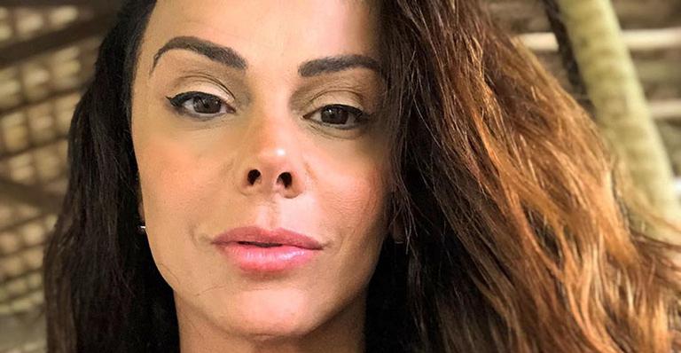 Viviane Araújo ostenta pernas perfeitas ao surgir apenas de body vermelho
