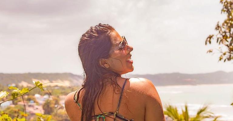 Andressa Ferreira posa de costas usando biquíni e bumbum imenso rouba a cena