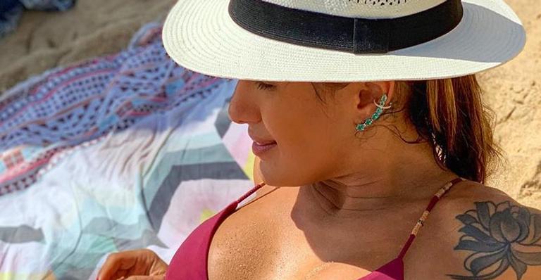 Ex-BBB Carol Peixinho deita na areia e exibe corpaço e deixa escapar tatuagem indiscreta