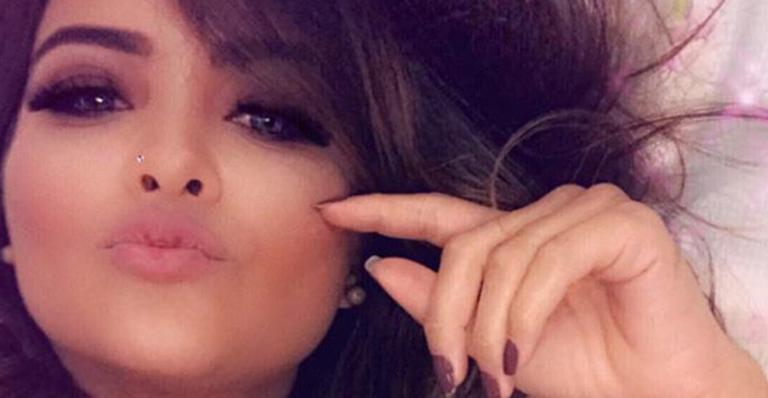 Geisy Arruda surge de lingerie branca na cama e causa em foto provocante