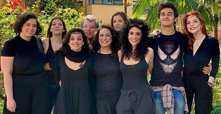 Elenco de Órfãos da Terra veste preto nos Estúdios Globo em protesto: ”Luto e luta”