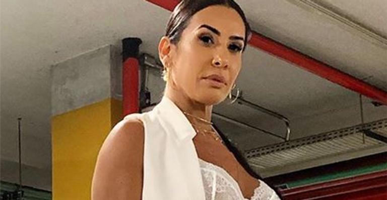 Scheila Carvalho aposta em look transparente e posa ao lado de carrão importado