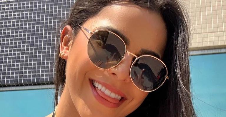Ex-BBB Emilly Araújo usa biquíni de lacinho tamanho micro em dia de sol