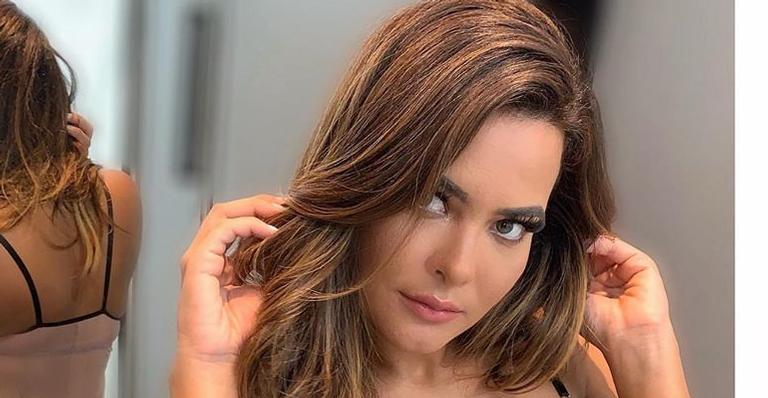 Geisy Arruda posa de camisola transparente e exibe clique indiscreto