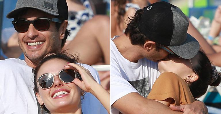 Isis Valverde vai à praia com o marido André Resende e protagoniza momento apaixonado