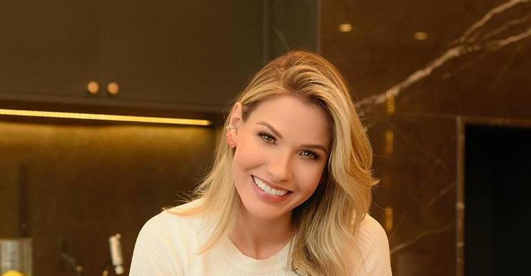 Mãe de dois, Andressa Suita mostra a boa forma e deixa barriguinha de fora em look elegante