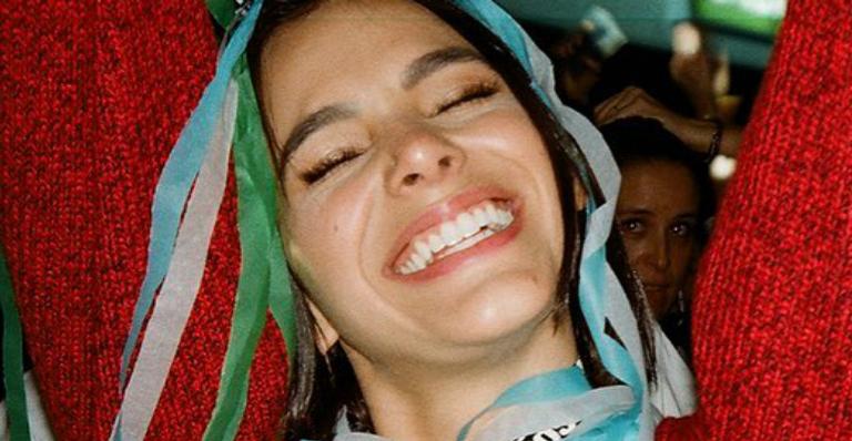 Descontraída, Bruna Marquezine abre mansão luxuosa para amigos e exibe detalhes na web