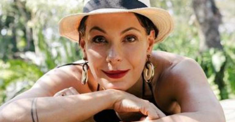 Carolina Ferraz surpreende seguidores ao surgir completamente nua em banheira: ”Descansando”