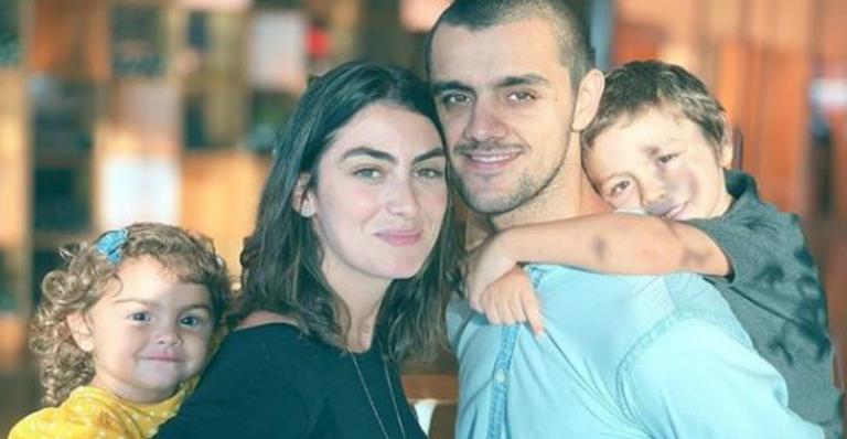 Esposa de Felipe Simas revela reação dos filhos após descobrirem terceira gestação