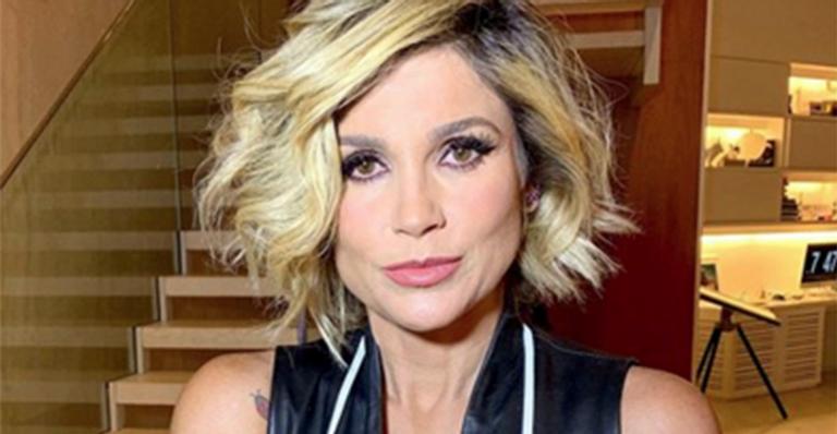 Flávia Alessandra empina o bumbum ao surgir com maiô cavado na Itália