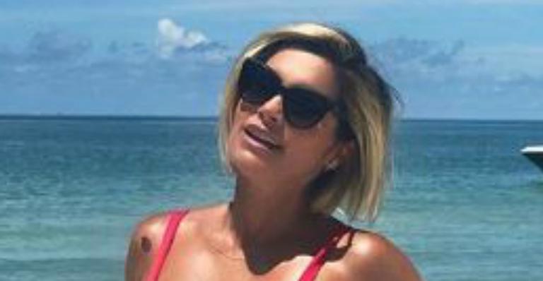 Flávia Alessandra abusa de maiô cavado e ostenta bumbum perfeito: ”Não vale dar zoom”